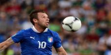 Cassano buka keunggulan...