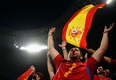 Suporter Spanyol banjiri...