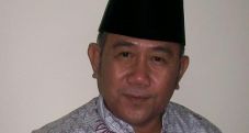 Nachrowi perang dengan...