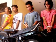 4 perampok rumah anggota...