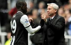 Pardew restui Demba...