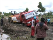 5 truk tangki BBM terjebak...