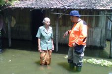 Sungai Temulus meluap,...