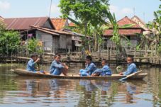 Banjir, siswa ke sekolah...