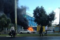 Pengendara motor lemparkan...