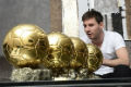 Messi pamer trofi Ballon...