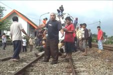 Ratusan warga sandera...