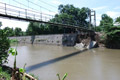 Dinding penahan ambrol,...