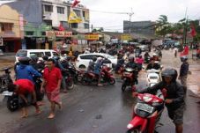 Ciledug dikepung banjir,...