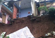 Hujan deras, rumah indekos...