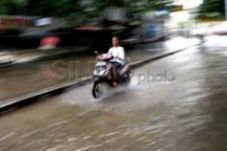 Banjir, sepeda motor...