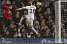 Gol telat Dempsey gagalkan...