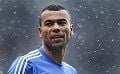 Ashley Cole bertahan...