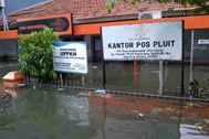 Kantor terendam banjir,...