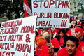Buruh kepung Disnakertrans...
