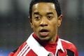 Emanuelson resmi berkostum...