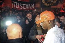 Fans Milan sambut Balotteli...