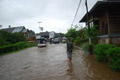 Tanggul sungai jebol,...