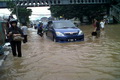 Terobos banjir, motor...