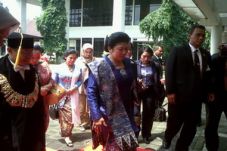 Hadang mobil Ani Yudhoyono,...