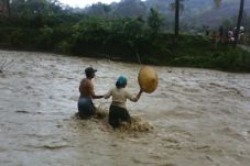 Tak miliki jembatan,...