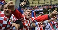 Fans Kroasia dan Serbia...