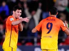 Dua gol Messi benamkan...