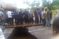 Rombongan bupati lewat,...