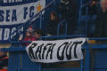 Chelsea copot spanduk...
