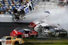 Kecelakaan Nascar lukai...