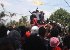 Ribuan pendukung Aceng...