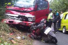 Ngebut, truk tabrak...