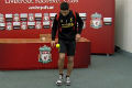 Suarez kesulitan juggling...
