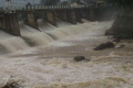 Ciliwung meluap, warga...