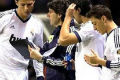 Mesut Ozil berdoa di...