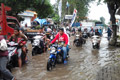 Kali Lamong meluap,...