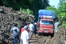 Awas, longsor susulan...