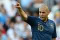 Benzema tolak nyanyi...