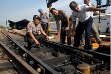 Rel kereta Stasiun Bumi...