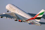 Emirates dan Qantas...