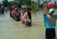 Sungai Lusi meluap,...