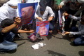 Demo tolak Kades cabul,...