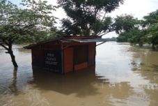 Bengawan Solo tinggi,...