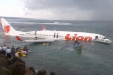 Lion Air terjun ke laut...