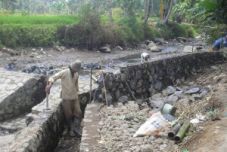 63 Km saluran irigasi...