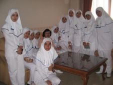 Ratusan bidan tuntut...