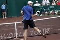 Isner angkat trofi di...