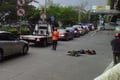 Seorang pria melompat...