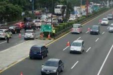 Truk terguling di Tol...