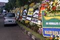 Karangan bunga di rumah...